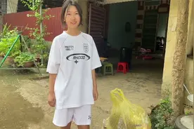 越南姑娘在路边摆地摊卖火龙果，她还会说一点中文视频封面