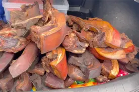 女婿上门拜年，岳母送满满一后备箱腊肉，女婿：熏两个月，很感动视频封面