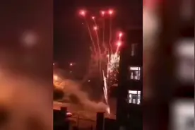 “5.20”前夜西安一高校有人放烟花表白 引起女生宿舍楼狂欢视频封面