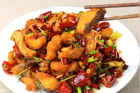 厨师长教你做香辣鱼块，鱼肉外酥里嫩，口味干香，辣的嘴唇直跳视频封面
