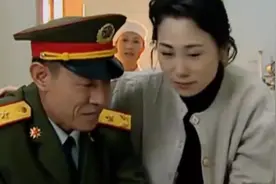 青春：兵哥重病，仍然想着要参加演习，首长：父亲来背你视频封面
