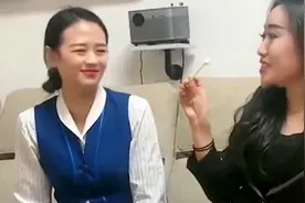 美女空姐脱了高跟鞋，拿起来闻一闻，结果把自己给臭晕了！视频封面