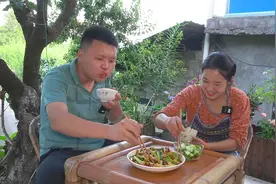 双妹解锁花菜的新吃法，和五花肉一起炒，老公一口一个吃得真过瘾视频封面