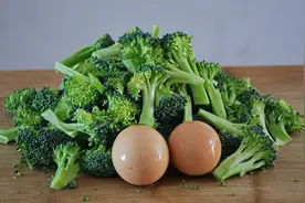 西兰花里加入2个鸡蛋，我家一周吃4次，比吃肉还香，营养又解馋视频封面
