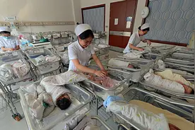 故事：医院一天内诞生了11个宝宝，10男1女，生女孩的那家不干了视频封面