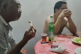 农民智多星回来了，饭店里兄弟团聚二哥作陪，硬菜大盘鸡，过瘾啊视频封面