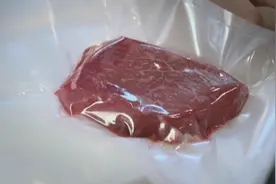 烹调油起火的温度能超过300摄氏度，如果用水来灭火，将不堪设想