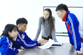 数学老师发试卷，学生成绩差说是体育老师教的，体育老师做错了啥视频封面