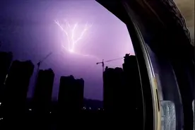 深夜被一声巨响惊醒，狂风暴雨雷电交加，这又是哪路神仙在此渡劫视频封面