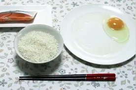 女子听说吃生米走运，让家人一天到晚吃生食，一部惊悚奇幻电影视频封面