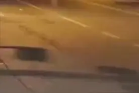 辣眼睛！揭阳一男子半夜在大街上裸奔，街坊：还学狗叫视频封面