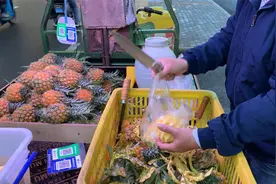 街头大哥摆摊卖菠萝，10元3个，鲜甜、多汁，吃着真解馋视频封面