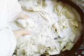 家里从不洗窗帘？试试20年老保姆教我的方法，10分钟就洗干净！视频封面