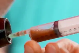 尴尬！专家品尝“百年老酒”称像红酒，鉴定后发现竟是人尿视频封面