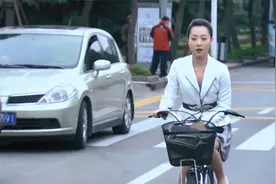 爆笑骑车：姑娘穿裙子骑车，不料没骑多久发现尴尬，胡歌看后笑了视频封面