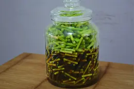 婆婆40年腌蒜苔的秘方，比例和配方告诉你，好吃下饭，放半年不坏视频封面