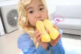 小女孩穿了一件漂亮裙子，哥哥给她一双公主鞋，看起来很搭配！视频封面
