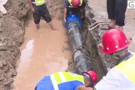 惠州一道路施工导致水管爆裂水流喷涌，现场人员：水管太旧被震烂视频封面