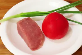1块猪肉加1个西红柿，简单一做太香了，肉片滑嫩，酸爽开胃真解馋