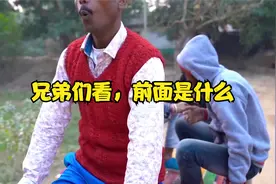 搞笑#几个少年被一个美女追着跑。。原来是因为视频封面