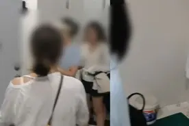 游乐场人气爆满男厕被女士占用，男孩想上厕所憋到打110报警帮忙视频封面