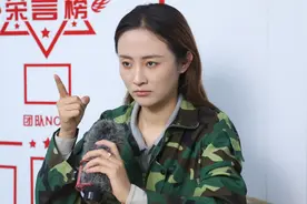 美女村长真厉害！大喇叭怒怼不孝顺父母的人！骂得他想钻老鼠洞视频封面