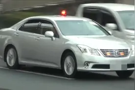 日本街头私家车红灯掉头 交警见到开着隐形战车追了上去视频封面
