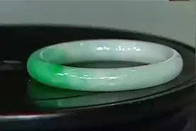 鉴宝：大叔带着翡翠镯子鉴宝，专家直言：是糯冰种正阳绿，很罕见视频封面