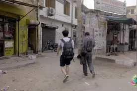 冒险探访印度的贫民区，直击印度底层人民的生活，拍于首都新德里视频封面