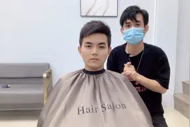 小伙头发干枯发黄没营养，发型师帮他换了一个颜色后颜值焕然一新视频封面