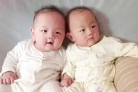 “吃母乳”和”喝奶粉“的孩子，会有多大差别？令人心疼！视频封面
