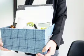 离职后，公司会给你缴纳当月的社保吗？视频封面