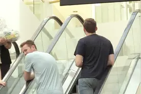 街头测试：当有盯着陌生人盯着你的时候，你会怎么表现？视频封面