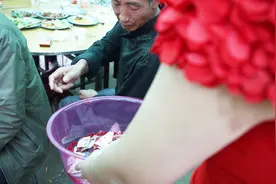 哥哥娶媳妇妹妹端着大盆收礼金，有人给100，有人给20元