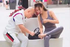 光头搭讪都用上放大镜，直接看美女有没有脚气，骚操作惊人视频封面