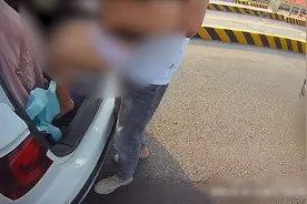 将亲妈亲闺女塞进后备箱！高速交警怒了：你怎么不坐这儿！视频封面