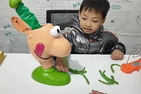 妈妈制作大鼻涕整蛊玩具吓唬叮叮！视频封面