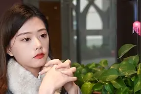 漂亮女孩相亲，因天生不会笑，吓跑众多相亲对象！小伙：非她不娶视频封面