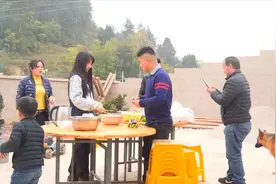 念大学的表妹来家玩，院子里吃着烧烤打着篮球，真是热闹！视频封面