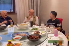 一家人四世同堂吃中秋团圆饭 饭桌上连叫三声“爸爸”画面温馨视频封面