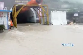 中国高铁钻山时挖出溶洞，结果大面积涌水瞬间淹没隧道！视频封面