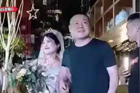 继给姐姐每人一套房后，岳云鹏现身五姐婚礼，代父牵姐姐手走红毯视频封面
