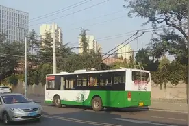 无轨电车必须沿着电线行驶吗？万一跑偏了咋办？终于解开多年疑惑视频封面
