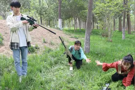 绝地求生真人版：姐姐战场被打倒，妹妹只顾舔包，被敌人AWM双杀视频封面