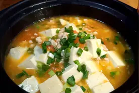 茄汁焖豆腐，我家一周吃6次，开胃又下饭，入口即化，超级好吃