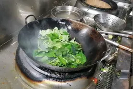 为什么饭店大厨炒青菜要加水，原来是这样的，难怪颜色那么翠绿视频封面