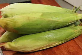 玉米别只会煮着吃了，加一碗淀粉，上锅一蒸，软糯香甜又营养视频封面