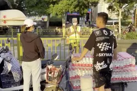 郑州大批群众自发给人民子弟兵送物资被婉拒：留给有需要的人视频封面