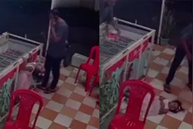 印度女孩意外触电，父亲忙着打电话没注意，最终女孩倒地身亡视频封面