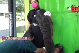 女人16年没理发，头发结成大饼还抗拒帮助，终被好心姑娘温柔以待视频封面